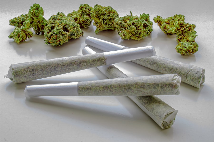 how to roll and smoke weed